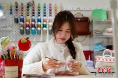 “手搓”点亮自由创意 年轻人巧手解锁生活新可能